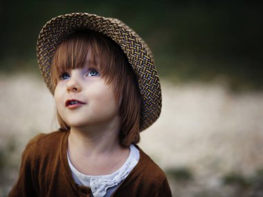 Küçük kız eğlenceli görünüyor.