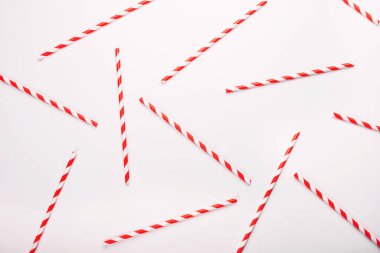 kırmızı çizgili kağıt saman