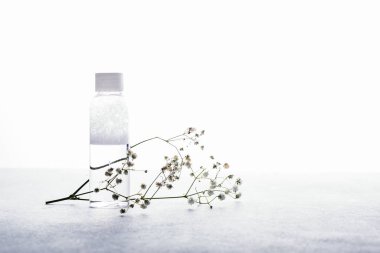 Doğal kozmetik su damlaları