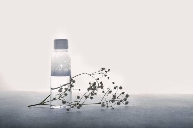 Doğal kozmetik su damlaları