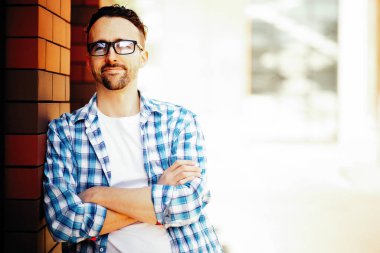 Adam bir şehir caddesiüzerinde duruyor