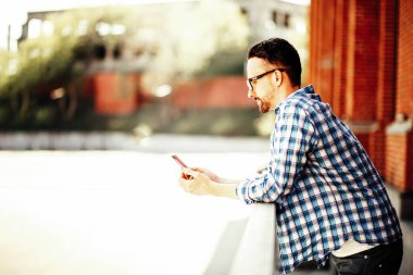 Adam bir şehir caddesiüzerinde duruyor