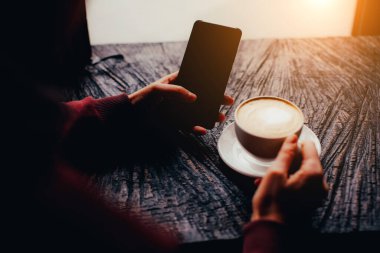 Cep telefonu tutan kadınların elleri