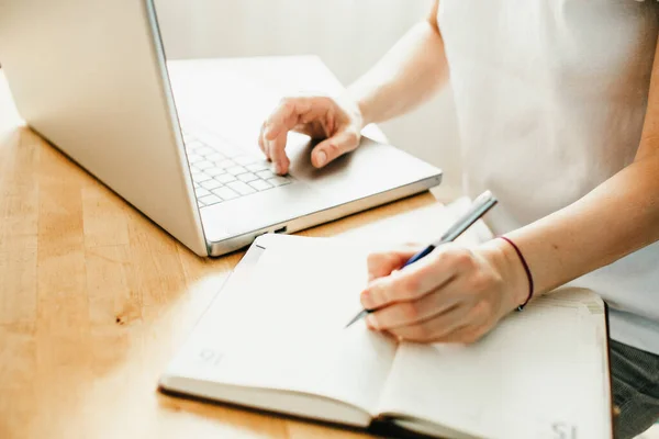 Online-Einkauf am Computer — Stockfoto