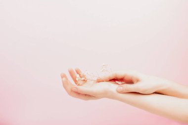 Bir kadının elinde çiçekler