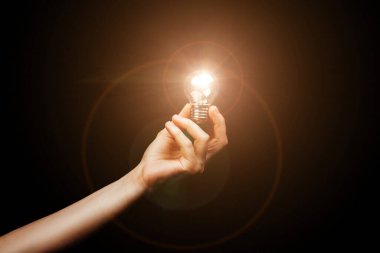 Bir kadının elinde bir ampul