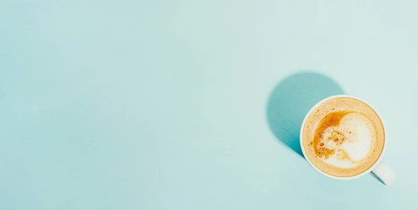 Eine Tasse Kaffee Auf Blauem Hintergrund Flachbild Von Oben — Stockfoto