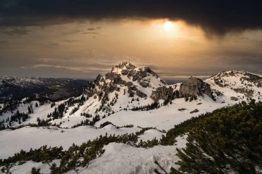 Dramatik gökyüzü ile Wendelstein Dağı.