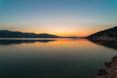 Endonezya 'daki volkanik göller üzerinde bir uçuş.