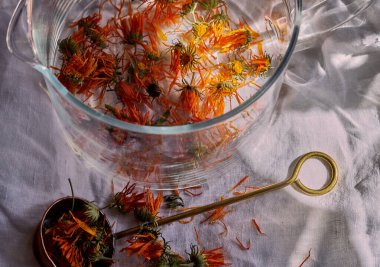 Sabah takvimi çay hazırlığı. Camdan çaydanlığın üzerinde takvim başlıklı güneş ışığı