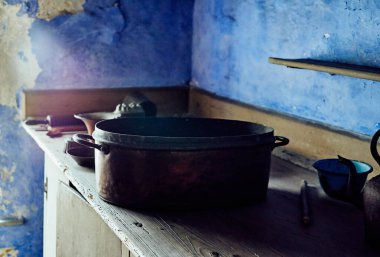 Mutfak dolabında antika tabaklarla çözünmüş arka plan. Klasik mavi duvar