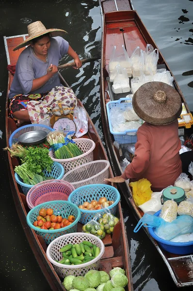 小船在瓦丹漂浮在 2013 年 11 月 24 日泰国 Ratchaburi 市场出售拉，泰国-11 月 24 日︰ 产品 — 图库照片