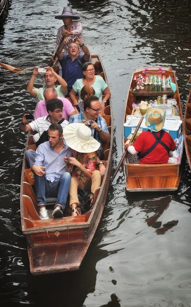 RATCHABURI, THAÏLANDE - 24 NOVEMBRE : Beaucoup de touristes en petit bateau au marché flottant de Damnoen Saduak à RATCHABURI THAÏLANDE, attraction touristique populaire le 24 NOVEMBRE 201 — Photo