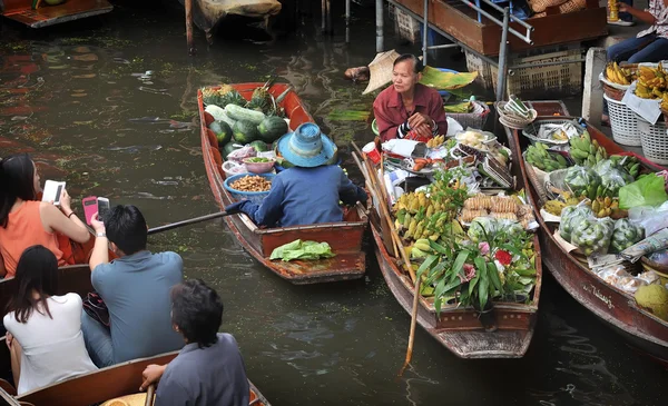 瓦丹漂浮在 2013 年 11 月 24 日泰国 Ratchaburi 市场拉，泰国-11 月 24 日︰ 浮动市场生活方式 — 图库照片