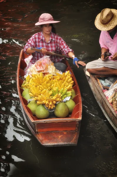 在瓦丹漂浮在 2013 年 11 月 24 日泰国 Ratchaburi 市场卖的船上拉，泰国-11 月 24 日︰ 热带水果产品 — 图库照片