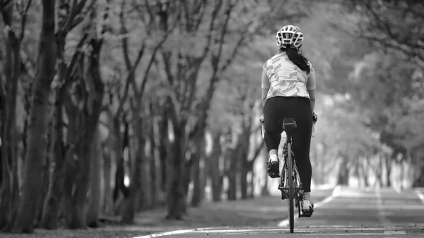 Sportswoman ride bike — Stock Photo, Image