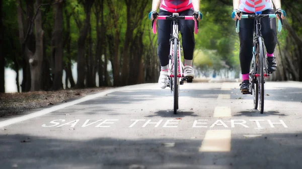 Carril bici y palabras de salvar la tierra en el camino — Foto de Stock