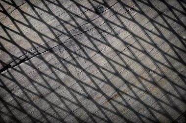 Gölge ve ahşap zemin üzerinde çizgi