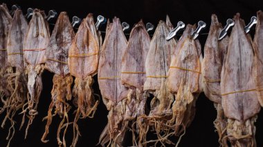 Satılık Tayland yerel pazarda asılı kalamar kurutulmuş