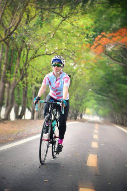 Kadın binmek bisiklet park