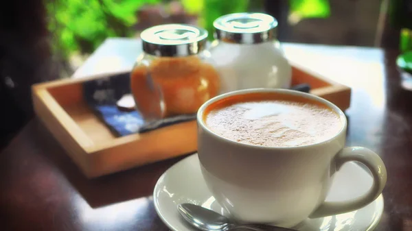 Xícara de café na mesa de madeira — Fotografia de Stock