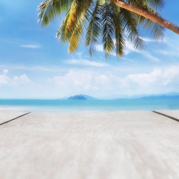 Tavola di legno su sfondo spiaggia tropicale — Foto Stock