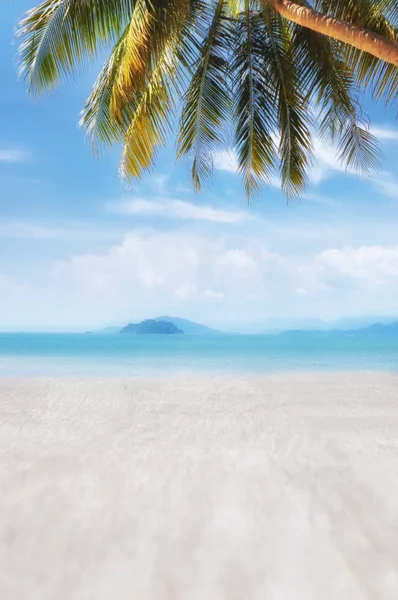 Tavola di legno su sfondo spiaggia tropicale — Foto Stock