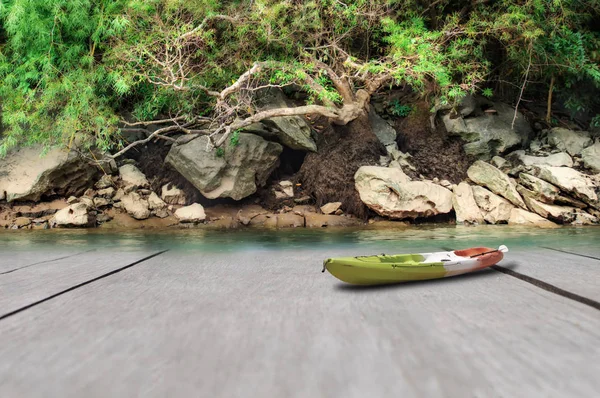 Planche de bois avec kayak et fond de forêt tropicale , — Photo