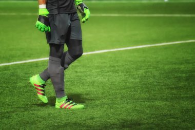 Yeşil alanda yürüyüş futbol kaleci