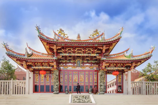 Macau, Halk Cumhuriyeti Çin - 19 Ekim: Giriş Tian Hou tapınak kapısı içinde Macau halkların Çin'in 19 Ekim 2012 itibarıyla boyama ressamlar ile