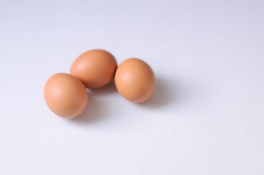 Beyaz arkaplanda yumurtalar