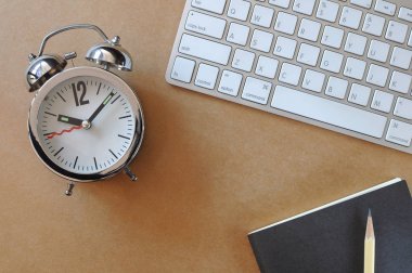 Düz çalışma masası, yatıyordu iş kavramı ve zaman yönetimi fikri