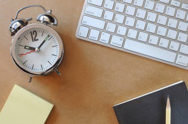 Düz çalışma masası, iş kavramı yatıyordu