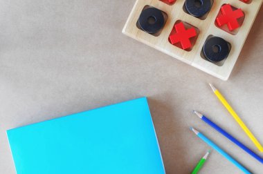 Boş kağıt kahverengi ve mavi kitap fikrine giriş metin