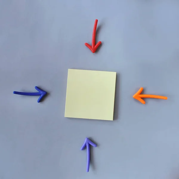 入力テキストのアイデア、カラフルな矢印と黄色の付箋の平面図 — ストック写真