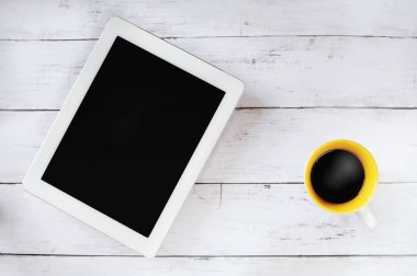 Beyaz bilgisayar tablet izole ve kahve Üstten Görünüm