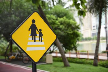 Trafik işareti kamu park geçerken dikkatli insanlar