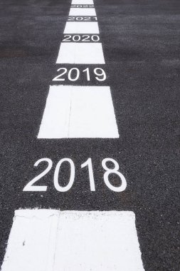 2018-2022 satırları işaretleme ile asfalt yol yüzeyinde sayısı