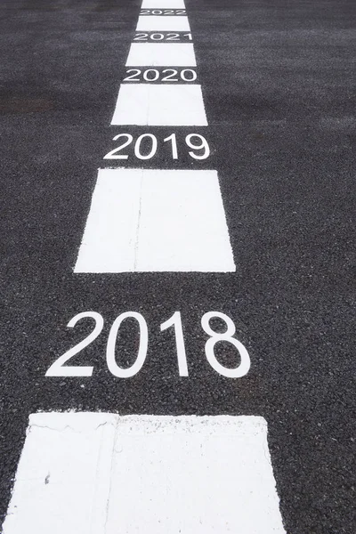 С 2018 по 2022 годы на асфальтовой дорожной поверхности с маркировкой — стоковое фото