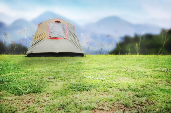 Палатка кемпинга с видом на горы — стоковое фото