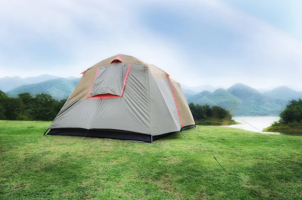 Палатка для кемпинга с видом на горы и озеро — стоковое фото