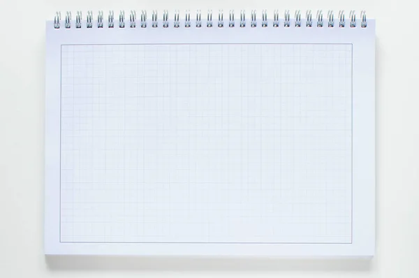 Caderno espiral em branco com papel de grelha — Fotografia de Stock