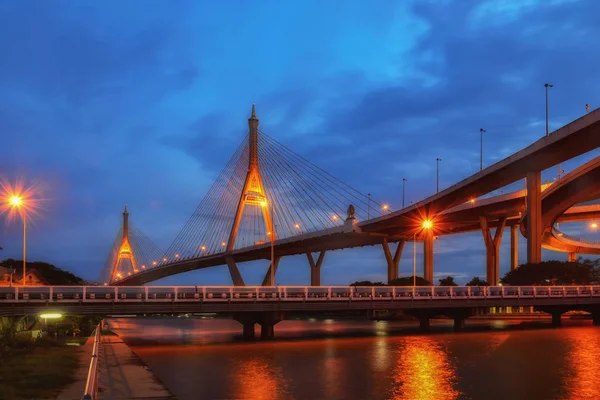 SAMUT PRAKAN, TAILANDIA - 22 de agosto de 2017: Vista del puente Bhumibol 2 que forma parte del Puente Industrial Ring Road — Foto de Stock