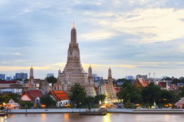 Bangkok, Tayland - 25 Ağustos 2017: Temple of Dawn ya da Wat Arun sonra yenileme alacakaranlıkta