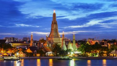 Bangkok, Tayland - 25 Ağustos 2017: Temple of Dawn veya alacakaranlıkta Wat Arun