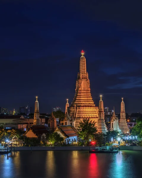 Templo de Dawn o Wat Arun después de la renovación en Bangkok, Tailandia —  Fotos de Stock