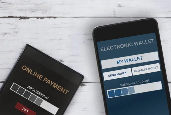 Aplicación de pago en línea y billetera electrónica en la pantalla del teléfono inteligente Imágenes De Stock Sin Royalties Gratis