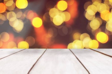 Soyut bokeh arka plan, tatil kavramı üzerinde ahşap masa boş ve ürünleri IDE görüntülemek