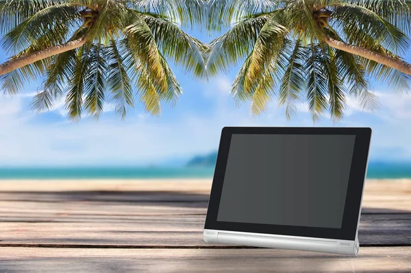 Tablet Computer Con Schermo Bianco Tavole Sfondo Spiaggia Tropicale — Foto Stock