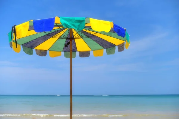 Renkli Şemsiye Plaj Tropikal Plaj Arka Plan Yaz Saati Kavramı — Stok fotoğraf